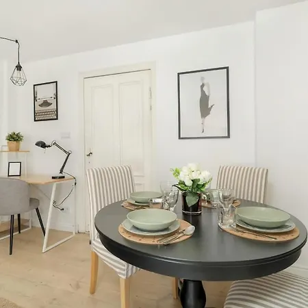 Cozy Sweet Close To Old Town In By Renters Apartment *