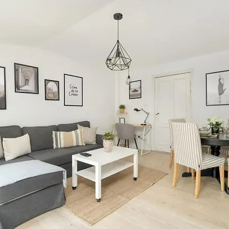 Cozy Sweet Close To Old Town In By Renters Apartment *
